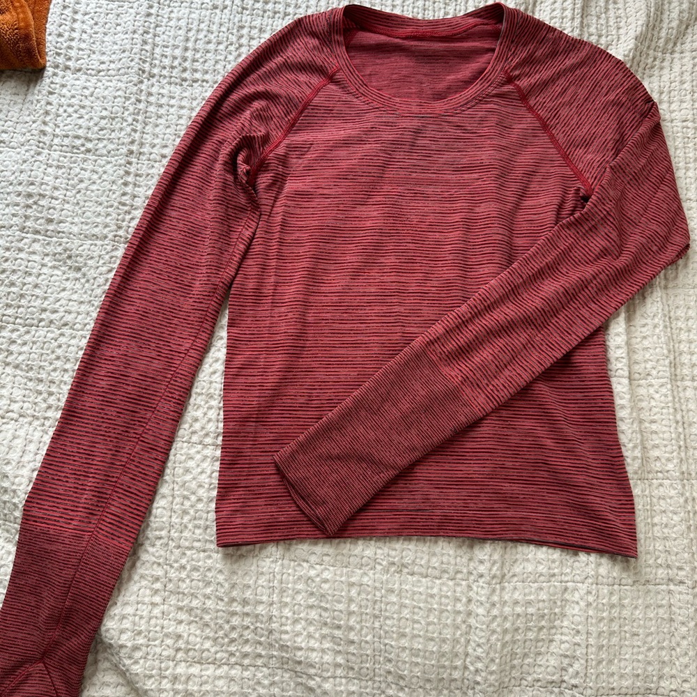 Lululemon women’s long sleeve top with thumb holes